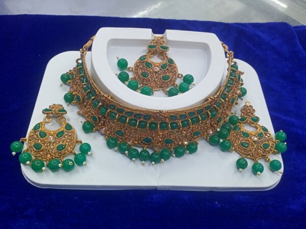 Simple necklace set
