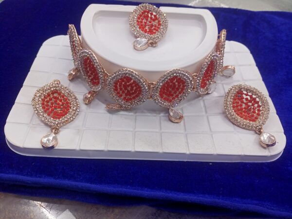 Fashionable necklace set