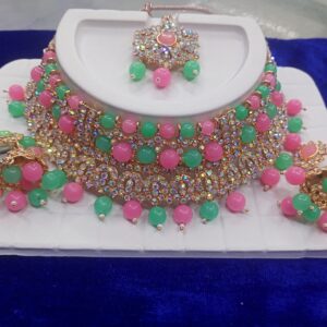 Fashionable necklace set