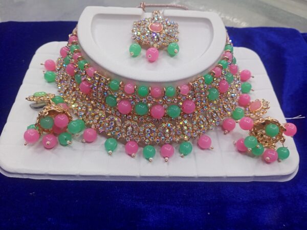 Fashionable necklace set
