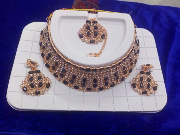 Fashionable necklace set