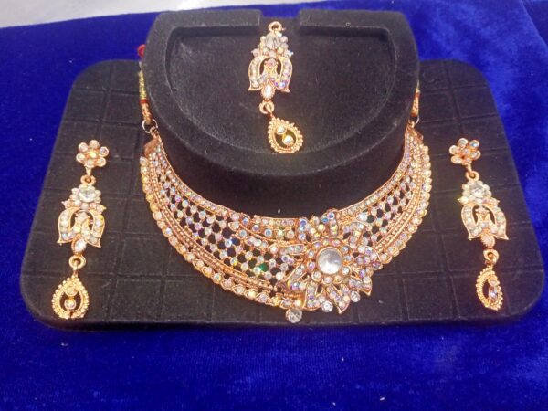 Fashionable necklace set