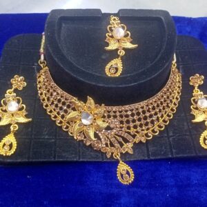 Fashionable necklace set