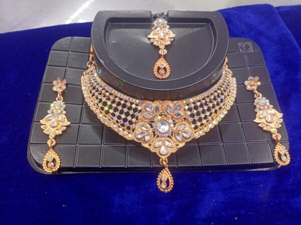 Fashionable necklace set