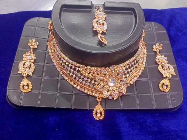 Fashionable necklace set