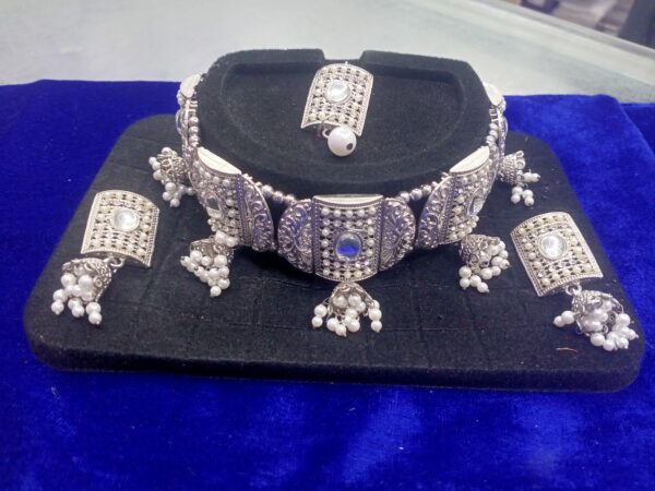 Fashionable necklace set
