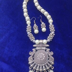 Fashionable jewellery set